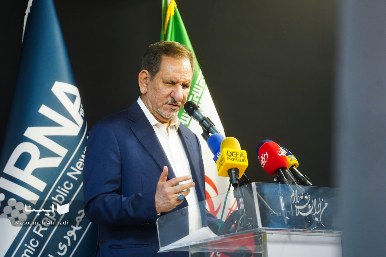 ظریف از یادداشت‌های غیرقابل انتشار ۵۹۸ گفت