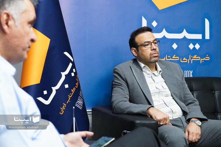 بر لبه تنهایی روی میز منتقدان
