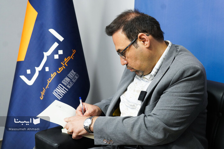 بر لبه تنهایی روی میز منتقدان