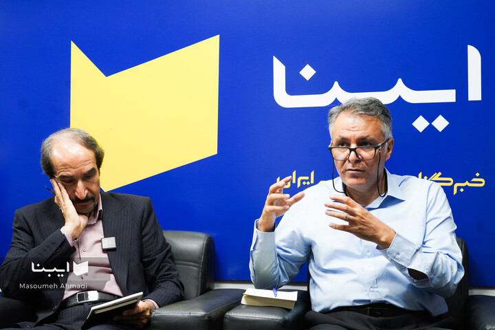 بر لبه تنهایی روی میز منتقدان