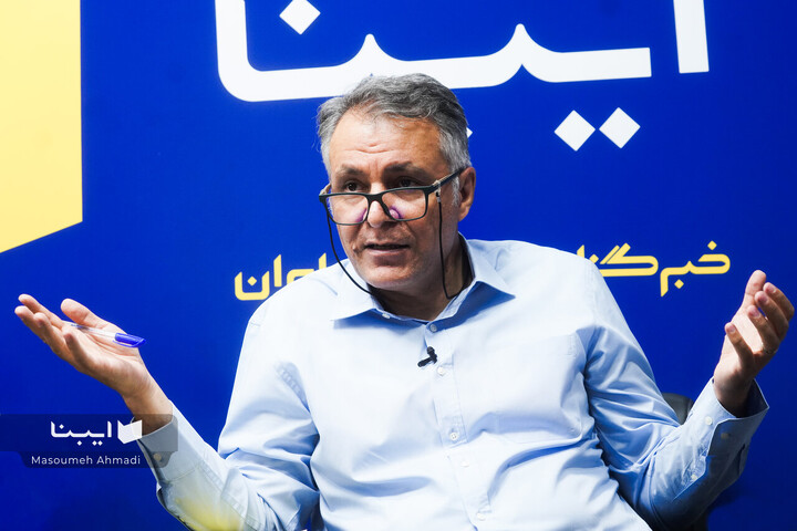 بر لبه تنهایی روی میز منتقدان