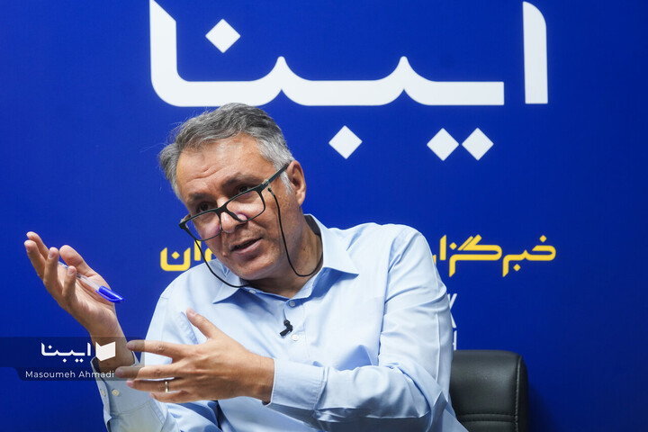 بر لبه تنهایی روی میز منتقدان