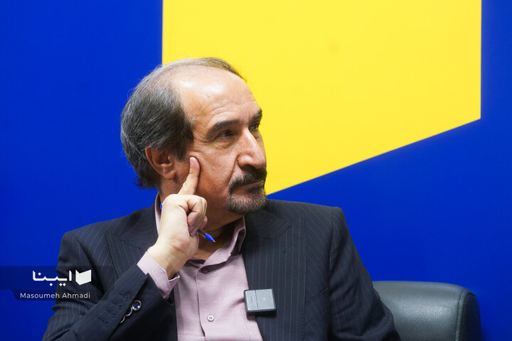 بر لبه تنهایی روی میز منتقدان
