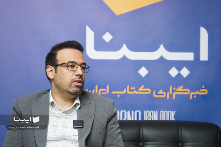 بر لبه تنهایی روی میز منتقدان