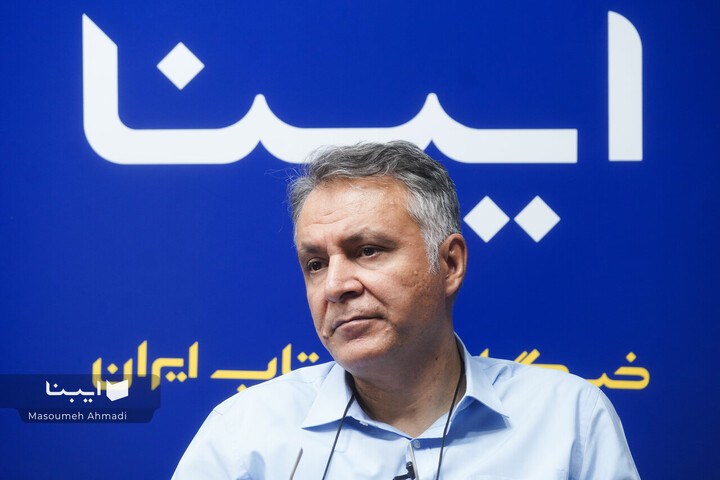 بر لبه تنهایی روی میز منتقدان
