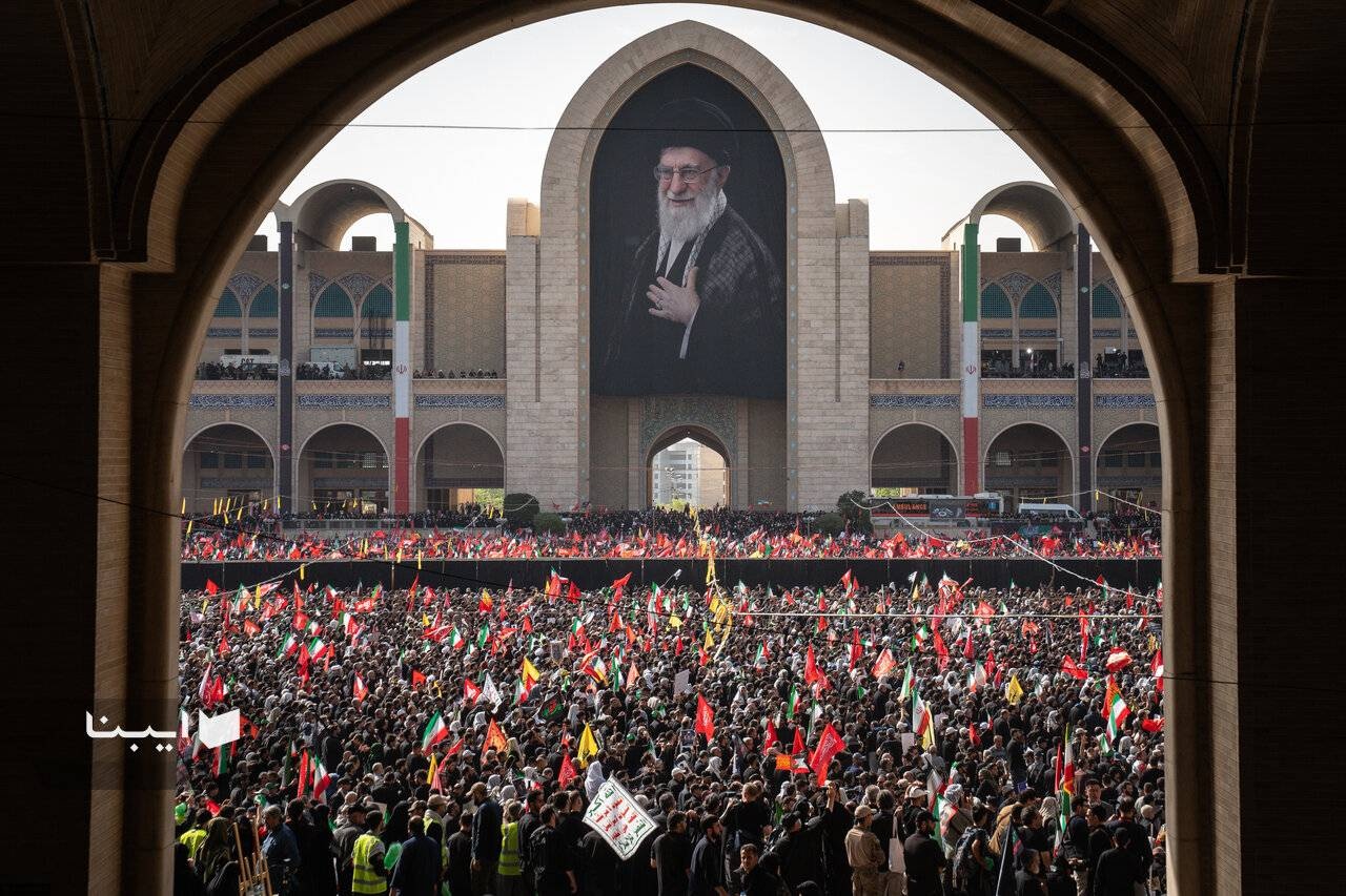 هنگام شعرخوانی حسی عجیب توام با اندوه و افتخار داشتم هنگام شعرخوانی حسی عجیب توام با اندوه و افتخار داشتم