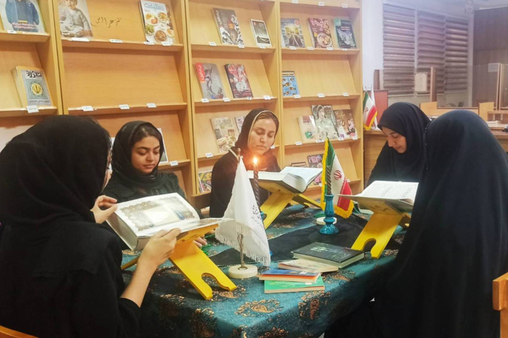 کتابخانه‌های داغدار هرمزگان با کتاب و قرآن، رهبر شهید را بدرقه کردند