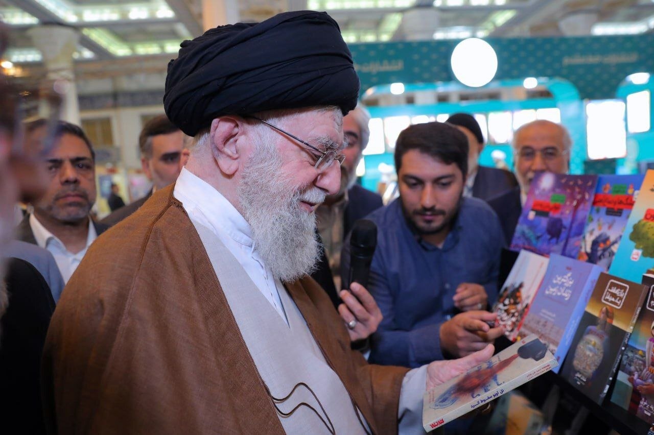 رمانی که رهبر شهید در نمایشگاه کتاب ورق زد رمانی که رهبر شهید در نمایشگاه کتاب ورق زد