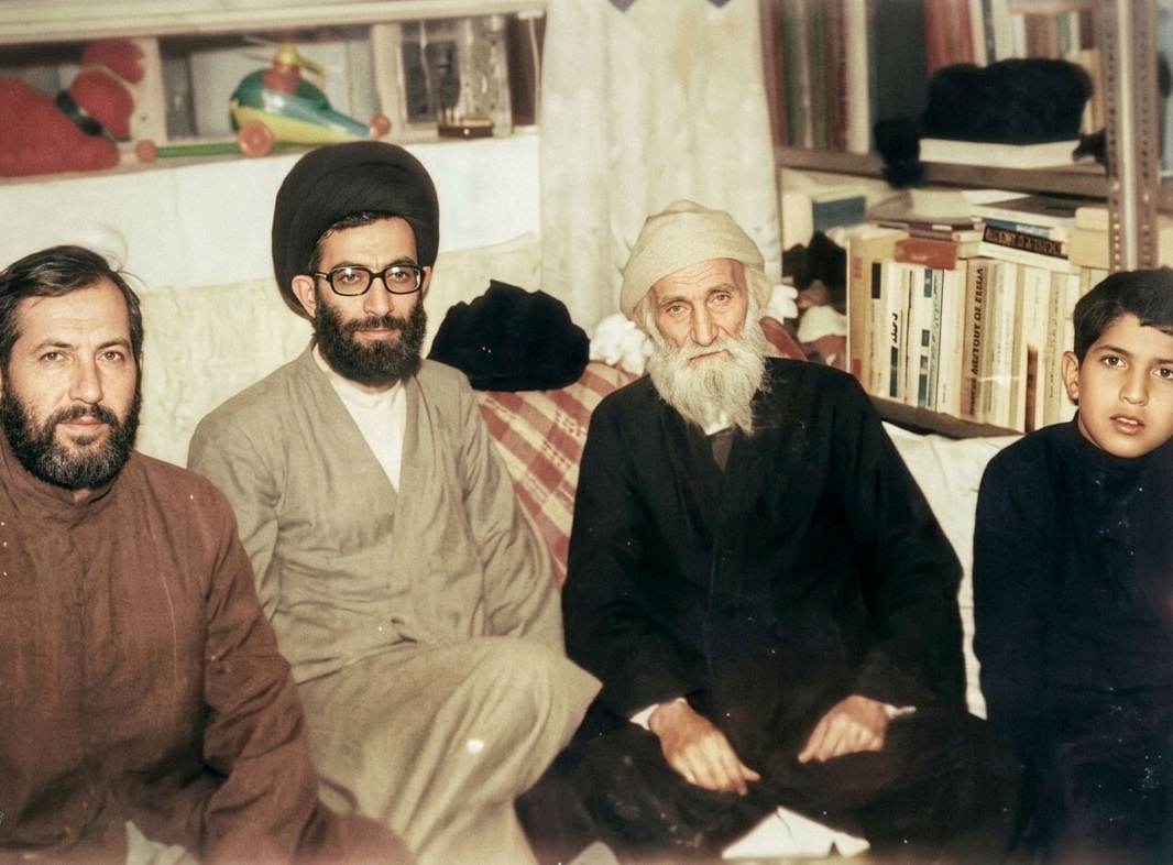 کتابخانه‌ دیواری پدر شهید انقلاب