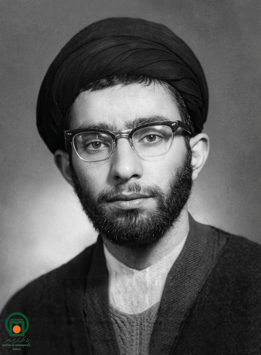 تصویری نادر از جوانی رهبر شهید
