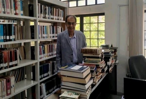 یک پزشک ارومیه‌ای ۲۰۰ جلد کتاب به یک کتابخانه اهدا کرد