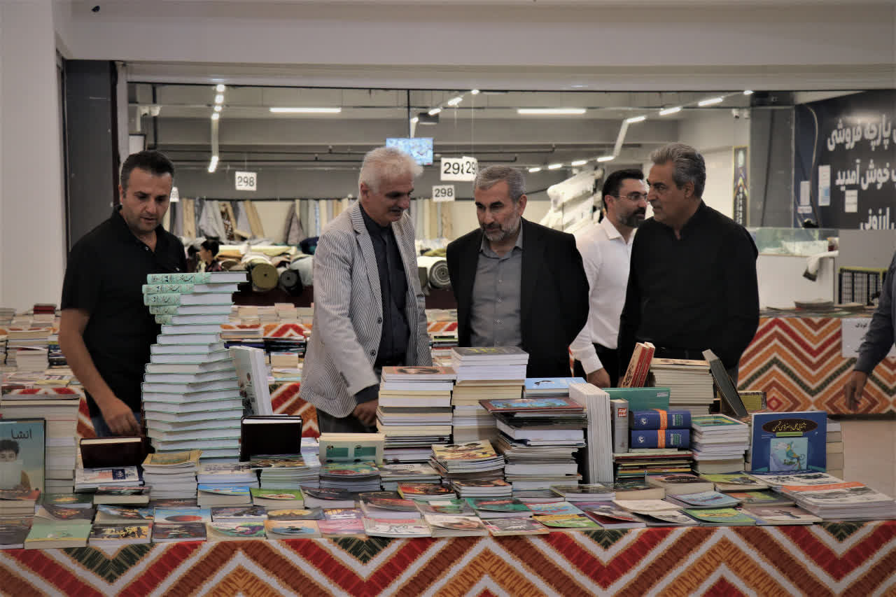 مطالعه باید در فضاهای عمومی ترویج شود
