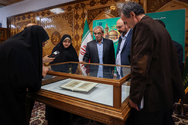 نسخه خطی «تقلید المیت» اهدایی رهبر شهید به کتابخانه رضوی رونمایی شد