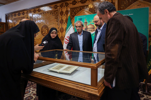 نسخه خطی «تقلید المیت» اهدایی رهبر شهید به کتابخانه رضوی رونمایی شد
