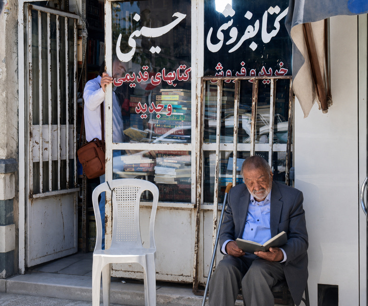 پیرمردی که با کتاب‌ها نفس می‌‎کشد