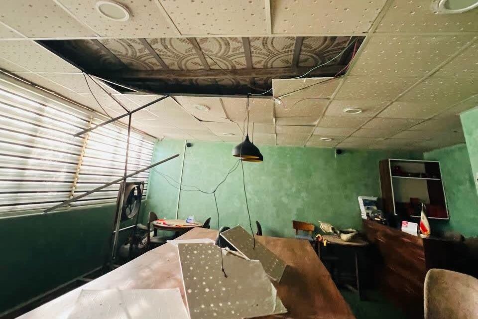 کافه کتاب آزادی چابهار در جریان حملات به برج کنترل دریایی آسیب دید