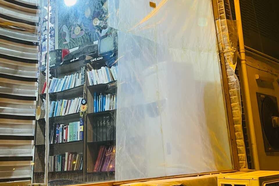 کافه کتاب آزادی چابهار در جریان حملات به برج کنترل دریایی آسیب دید