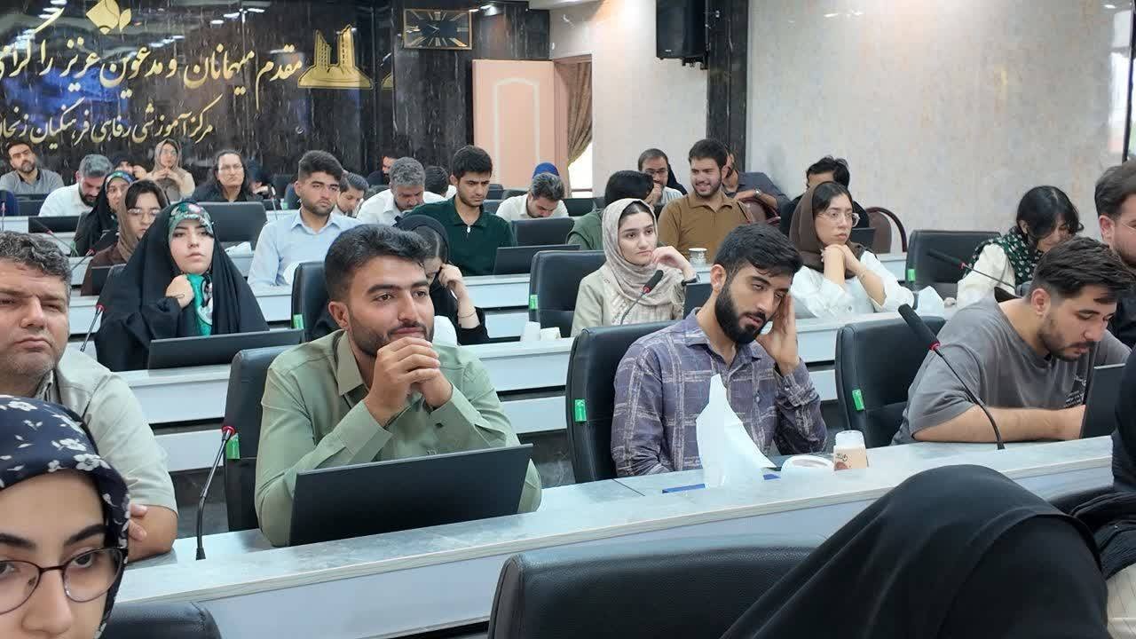 ایستگاه پایانی «اقلیم شعر» در زنجان؛ ۳ روز همنشینیِ ۱۲۰ ادبجو با شعر ایستگاه پایانی «اقلیم شعر» در زنجان؛ ۳ روز همنشینیِ ۱۲۰ ادبجو با شعر