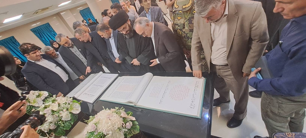 رونمایی از کتاب «پیله تا پرواز» و یک جلد قرآن نفیس در زنجان