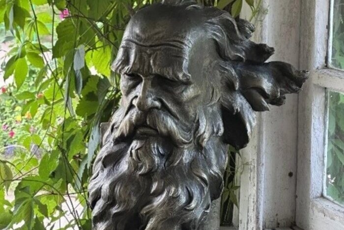 نخستین مجسمه ایرانی به خانه‌موزه تولستوی اهدا شد