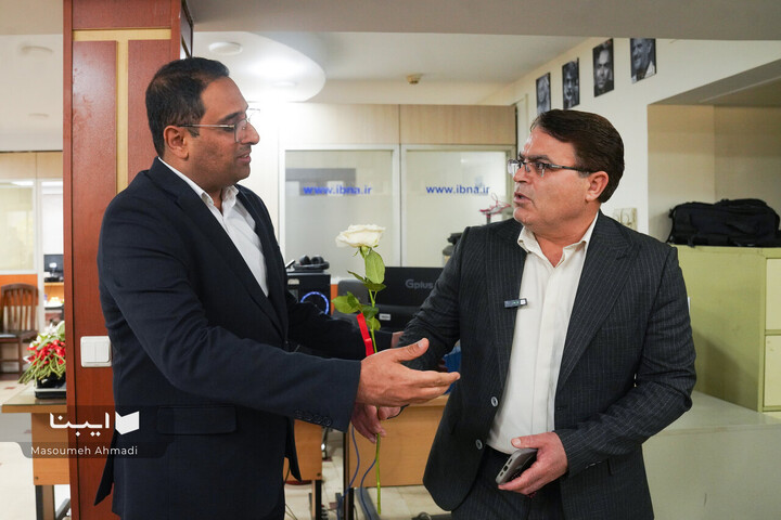 بازدید مدیرعامل خانه کتاب از تحریریه ایبنا