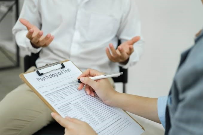 از کتاب تا پرسش‌نامه؛ دو راه متفاوت برای شناخت خود