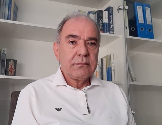 کار شاعر، کشف راز اشیای جهان است