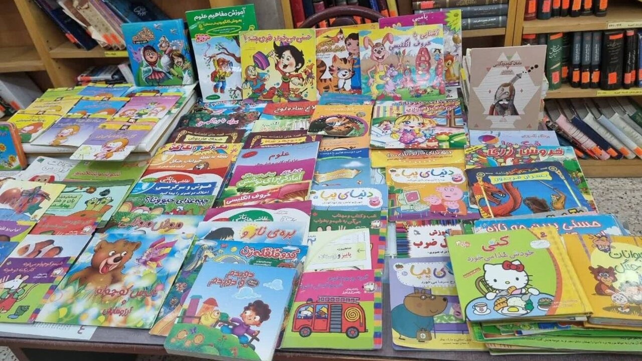عضو کتابخانه علامه طباطبایی بهبهان ۱۲۰جلد کتاب کودک به کتابخانه اهدا کرد