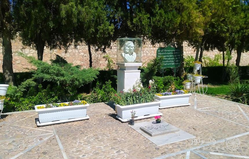 تصویری از مزار «م.امید» در همسایگی فردوسی