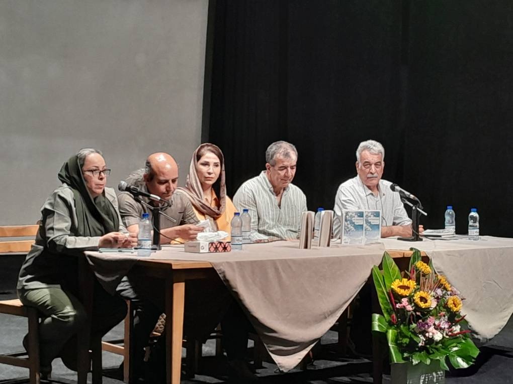 مجموعه داستان «وقتی باغستان دور ما می‌گشت» رونمایی شد