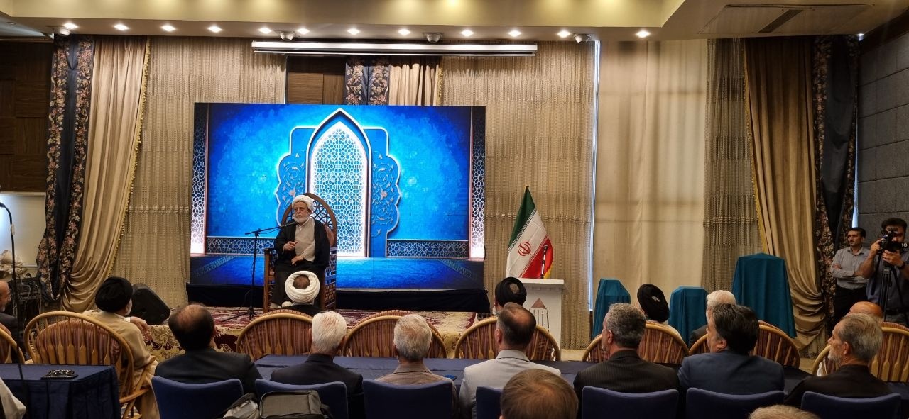 رونمایی از کتاب «بهشت عارفان» در همدان