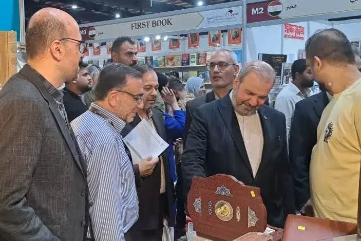 حضور سفیر ایران در عراق در غرفه خانه کتاب و ادبیات ایران در نمایشگاه کتاب بغداد