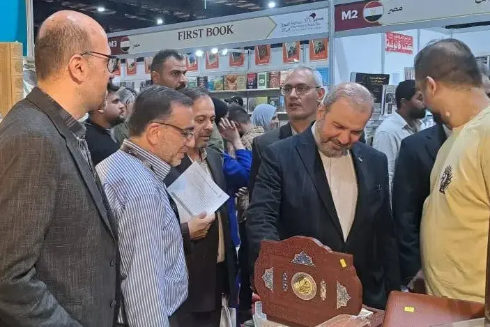 حضور سفیر ایران در عراق در غرفه خانه کتاب و ادبیات ایران در نمایشگاه کتاب بغداد