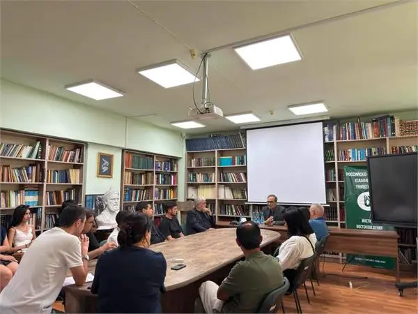 مرتضی برزگر از «مدرسه‌های نامرئی» داستان‌نویسی گفت