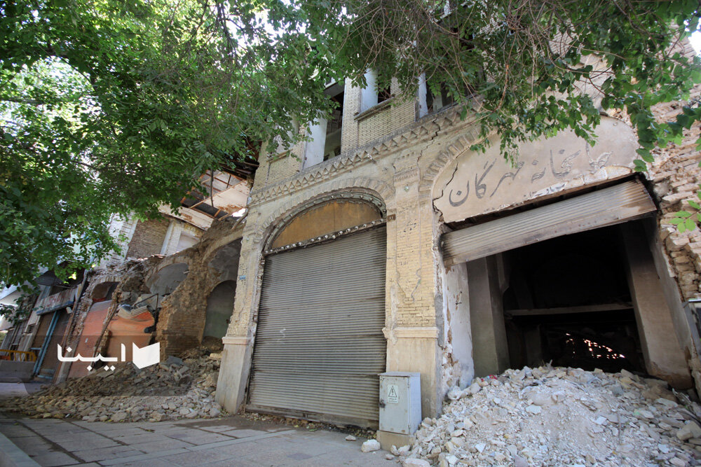 بیل‌های مکانیکی در کمین بنای چاپخانه ۸۰ ساله شیراز