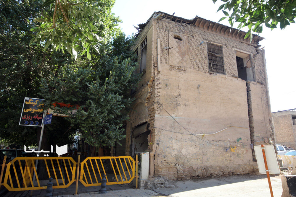 بیل‌های مکانیکی در کمین بنای چاپخانه ۸۰ ساله شیراز