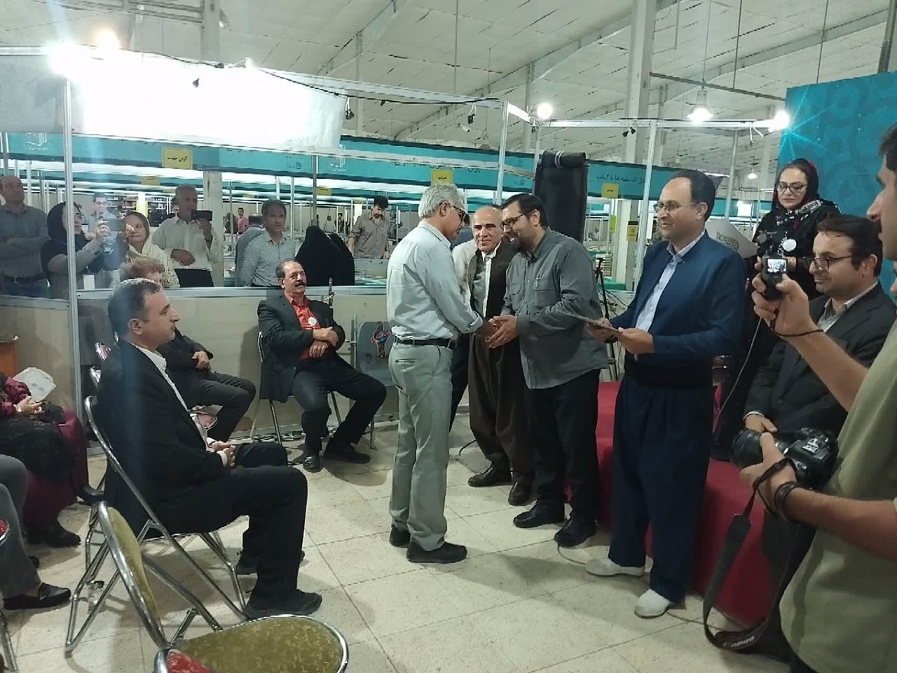 «عصر شعر سنندج» در نمایشگاه کتاب کردستان برگزار شد
