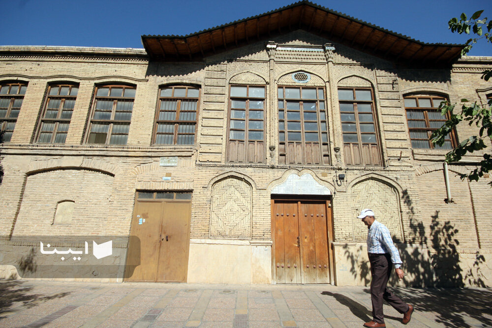 بیل‌های مکانیکی در کمین بنای چاپخانه ۸۰ ساله شیراز