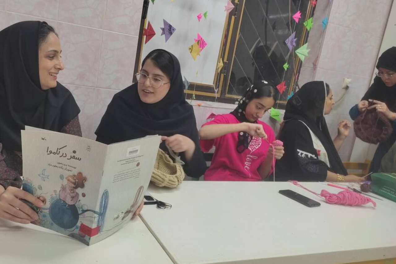 کتاب‌خوانی با چاشنی کاموا؛ تجربه‌ای متفاوت در بندرعباس