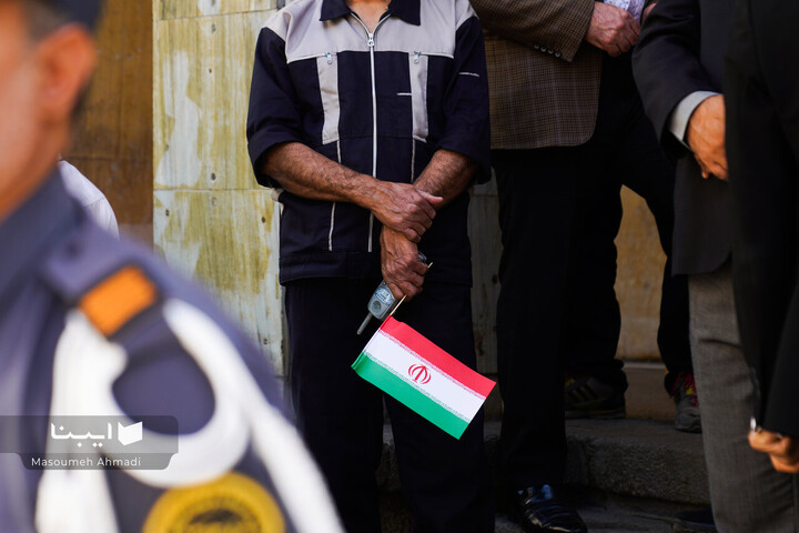 مراسم اهتزاز پرچم جمهوری اسلامی ایران