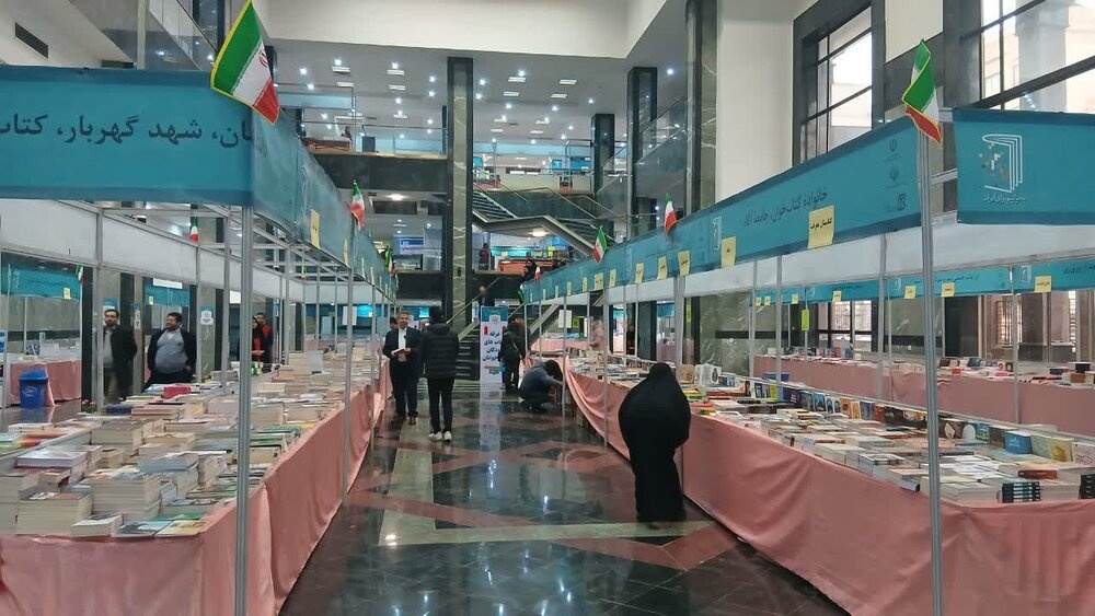 از واژه تا احساس؛ شاعران در قاب نمایشگاه کتاب ارومیه
