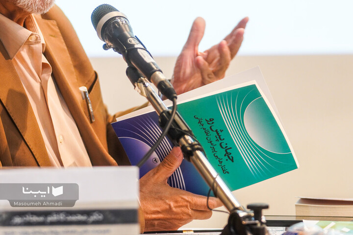 رونمایی سه کتاب از ظریف