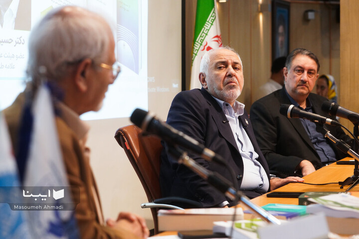 رونمایی سه کتاب از ظریف