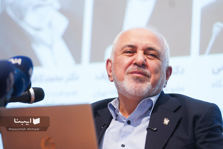 رونمایی سه کتاب از ظریف