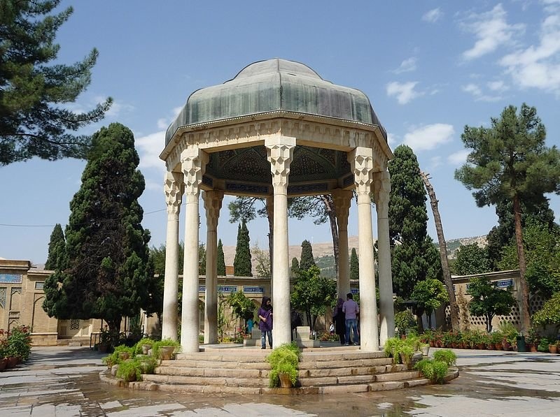 حافظ؛ روانکاوی که سالهاست روی مبلِ دلِ ما نشسته