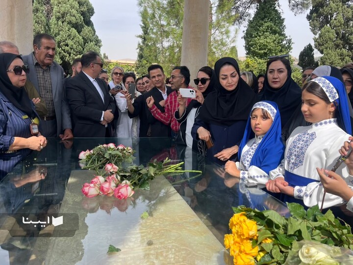 آرامگاه حافظ گلباران شد