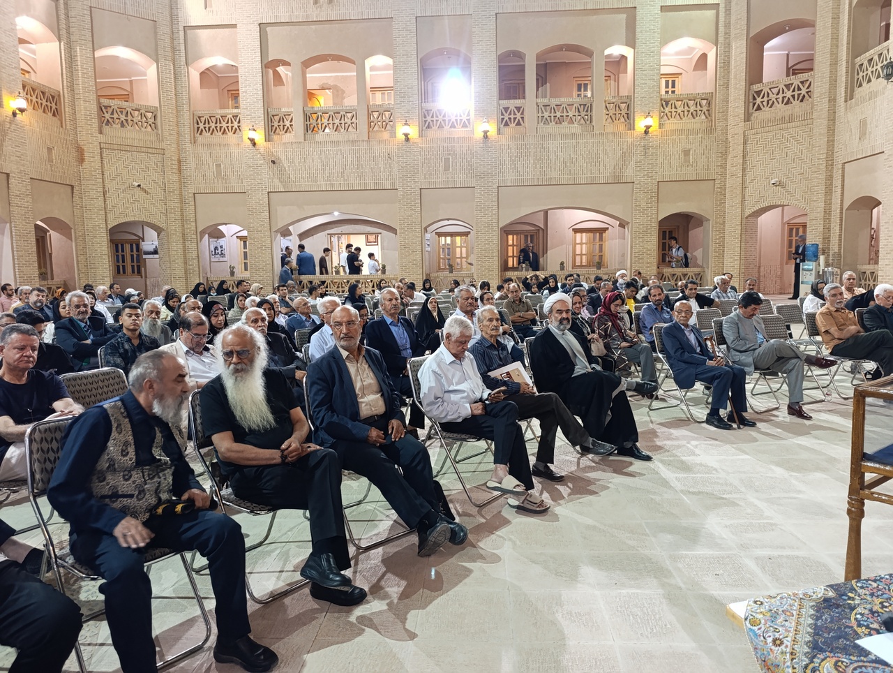 کتابخانه وزیری یزد، میزبان نشست «آیینهدار غزل»