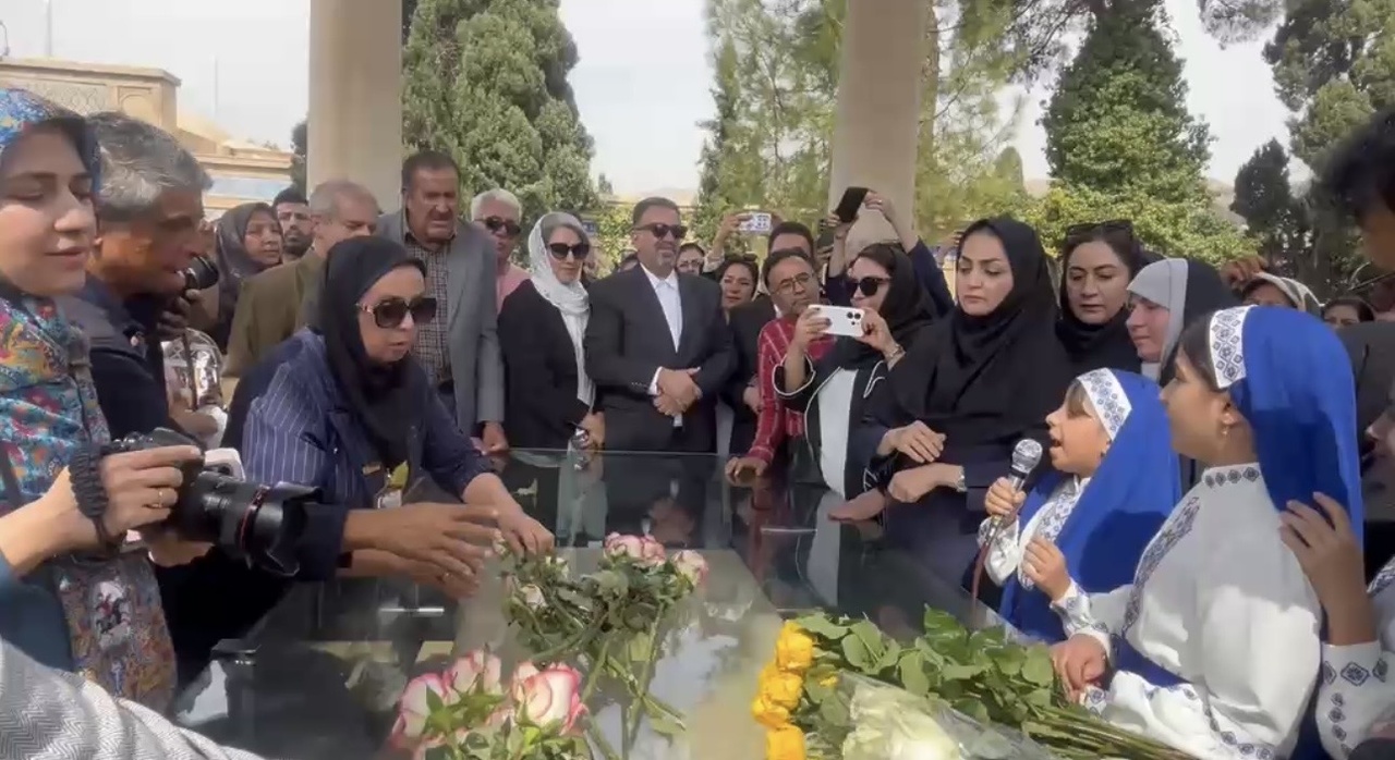 گلباران مزار حافظ