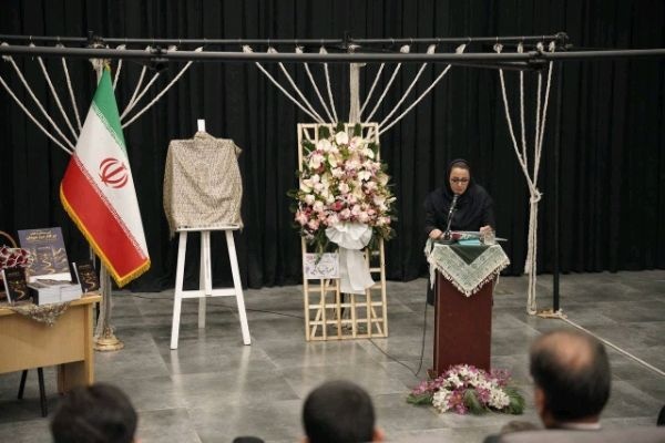 «در کنار مرد میدان» رونمایی شد