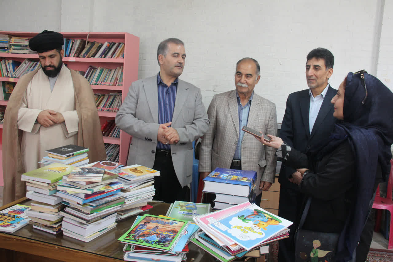 اهدای ۲۰۰ جلد کتاب به کتابخانه روستای ورکانه در همدان
